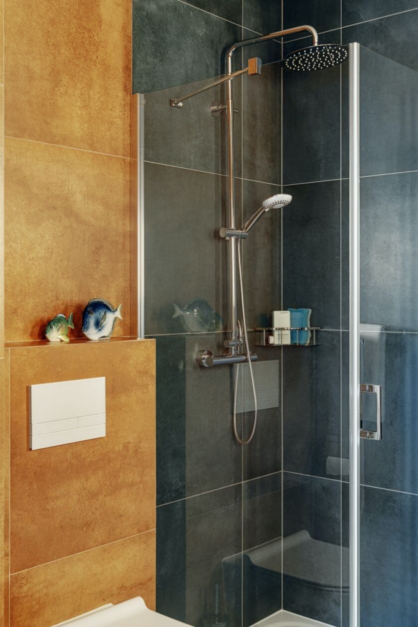 żółto-niebieska łazienka jak z filmu Almodovara