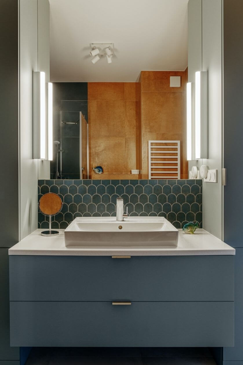 żółto-niebieska łazienka jak z filmu Almodovara