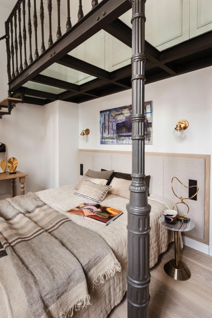 żeliwne kolumny i szklana antresola w mieszkaniu