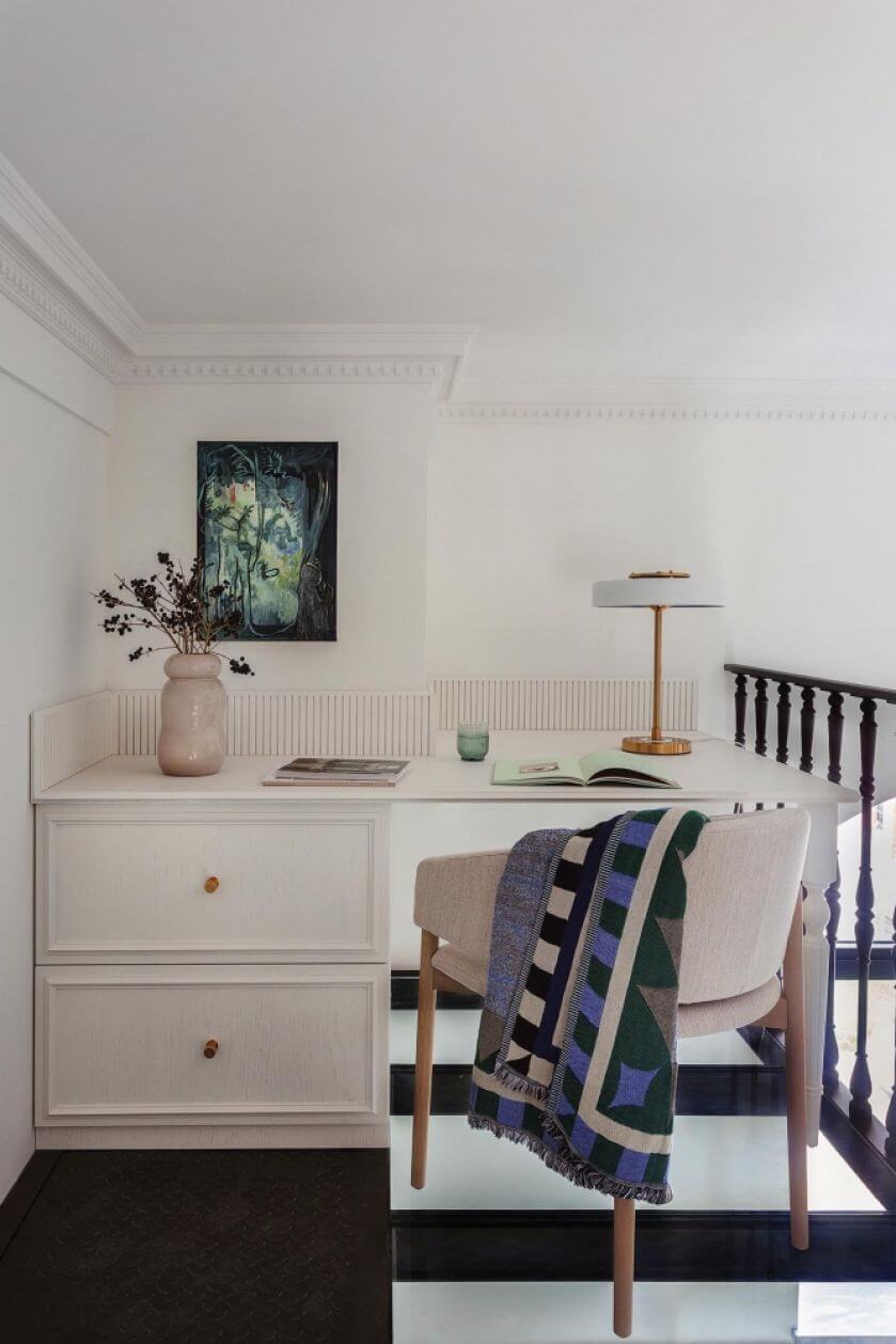 kącik do pracy urządzony na antresoli