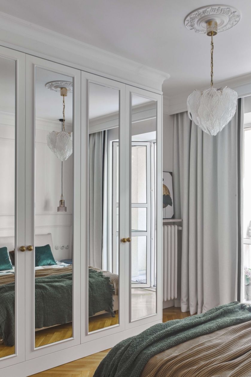 biała sypialnia w mieszkaniu w przedwojennej kamienicy