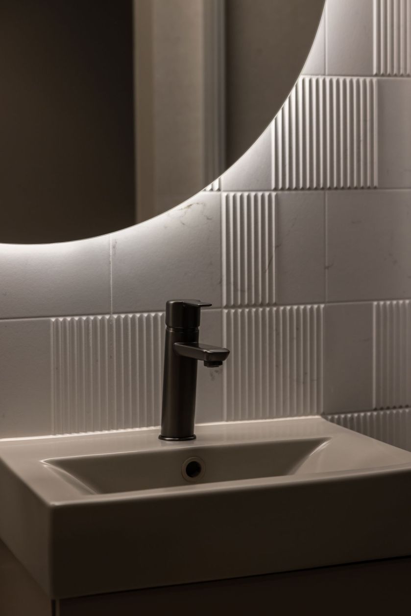 podświetlane lustro w eleganckiej łazience