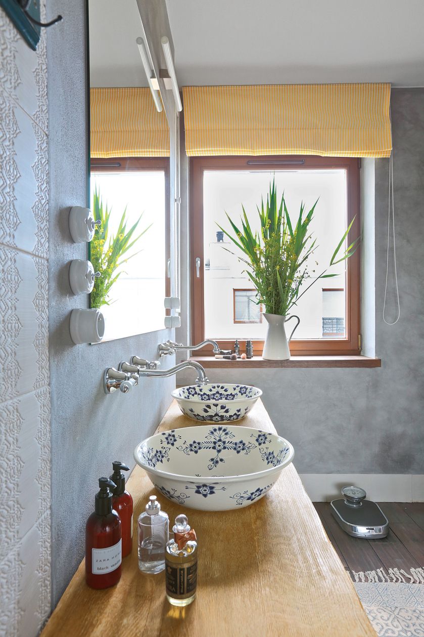 Mało kto rzuca się z zapałem na urządzanie mieszkania na poddaszu, które przypomina tramwaj. Ma długi korytarz i przykryte