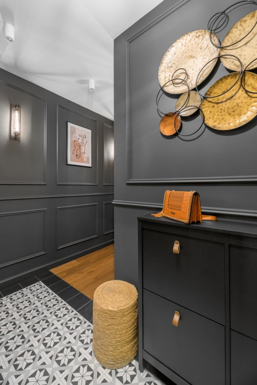 przedpokój w ciemnych kolorach