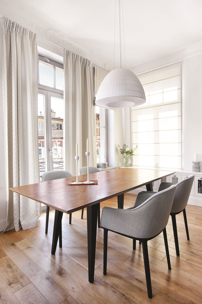 Meble fornirowane orzechem, niektóre z dodatkiem marmuru albo miedzianej blachy, zaprojektowała Joanna. Ażurowa lampa nad