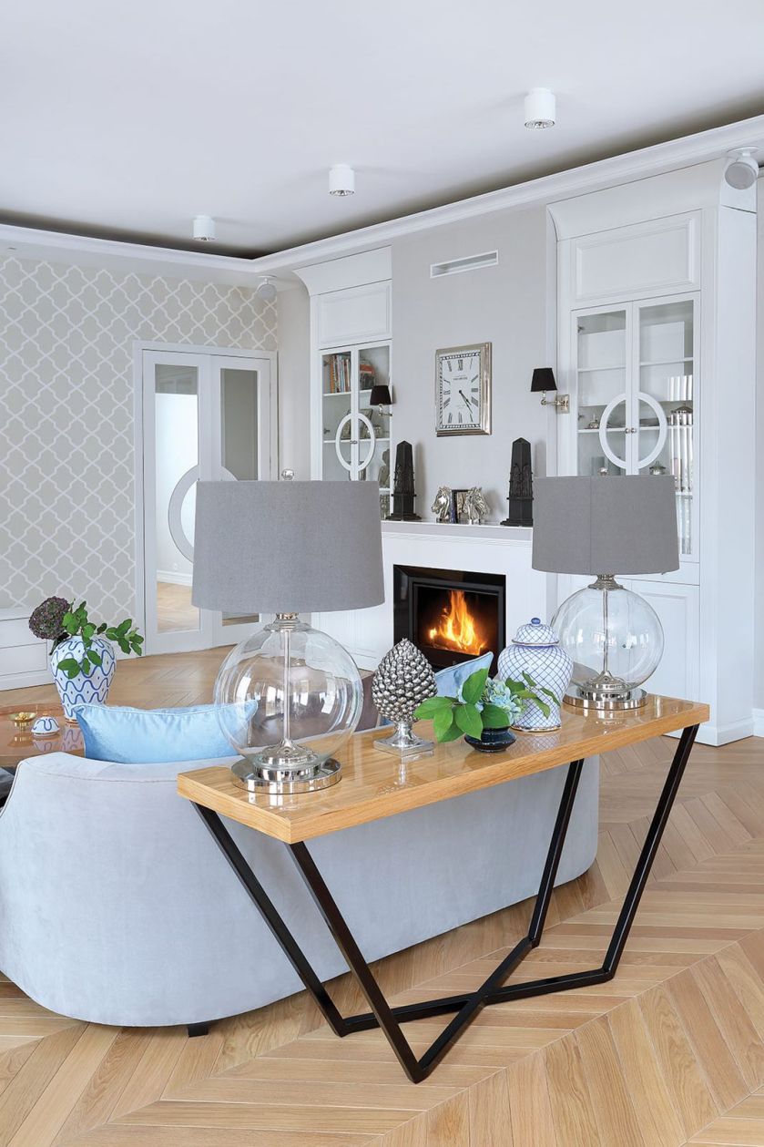 Delikatne akcenty glamour dają lampy Lene Bjerre i Eichholtz. Wyglądają subtelnie na tle dębowej, matowej