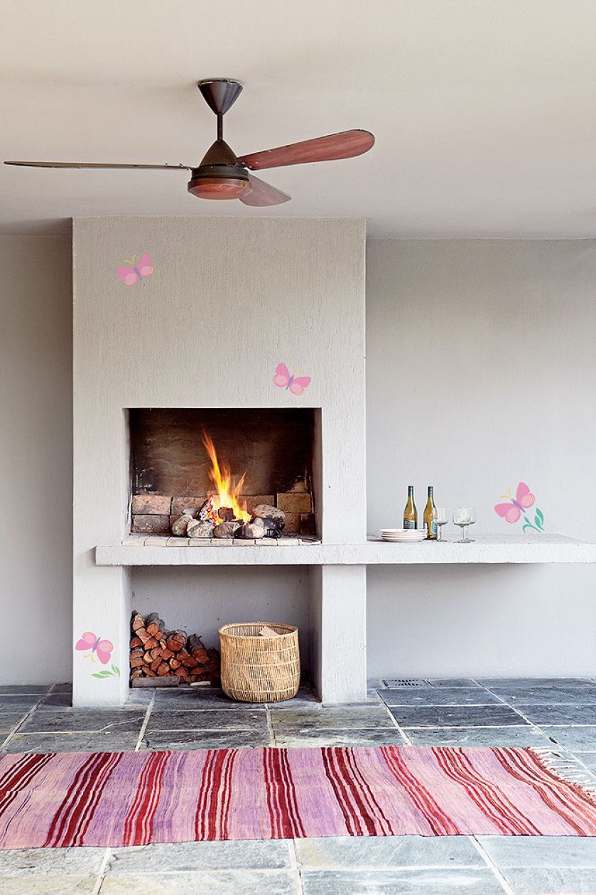 Motyl przy kominku? Czemu nie!. Dom w motyle: romantycznie i lekko