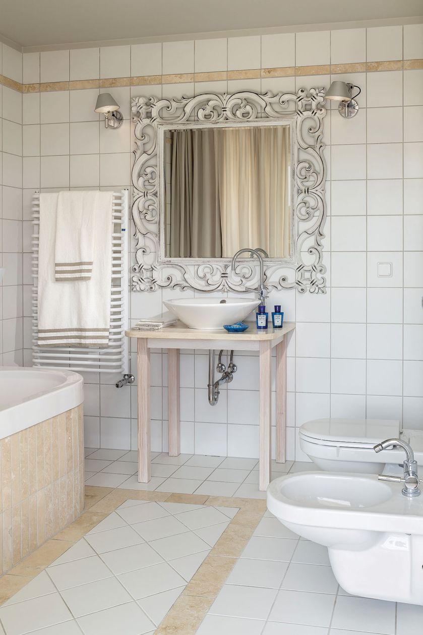 Na taras wychodzi się tutaj z każdego pokoju, nawet z łazienki. Apartamentowiec stoi niemal na plaży, a morską bryzą