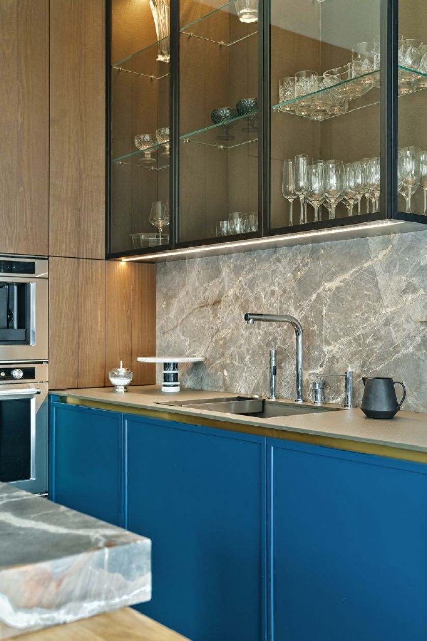 niebieska kuchnia w mieszkaniu