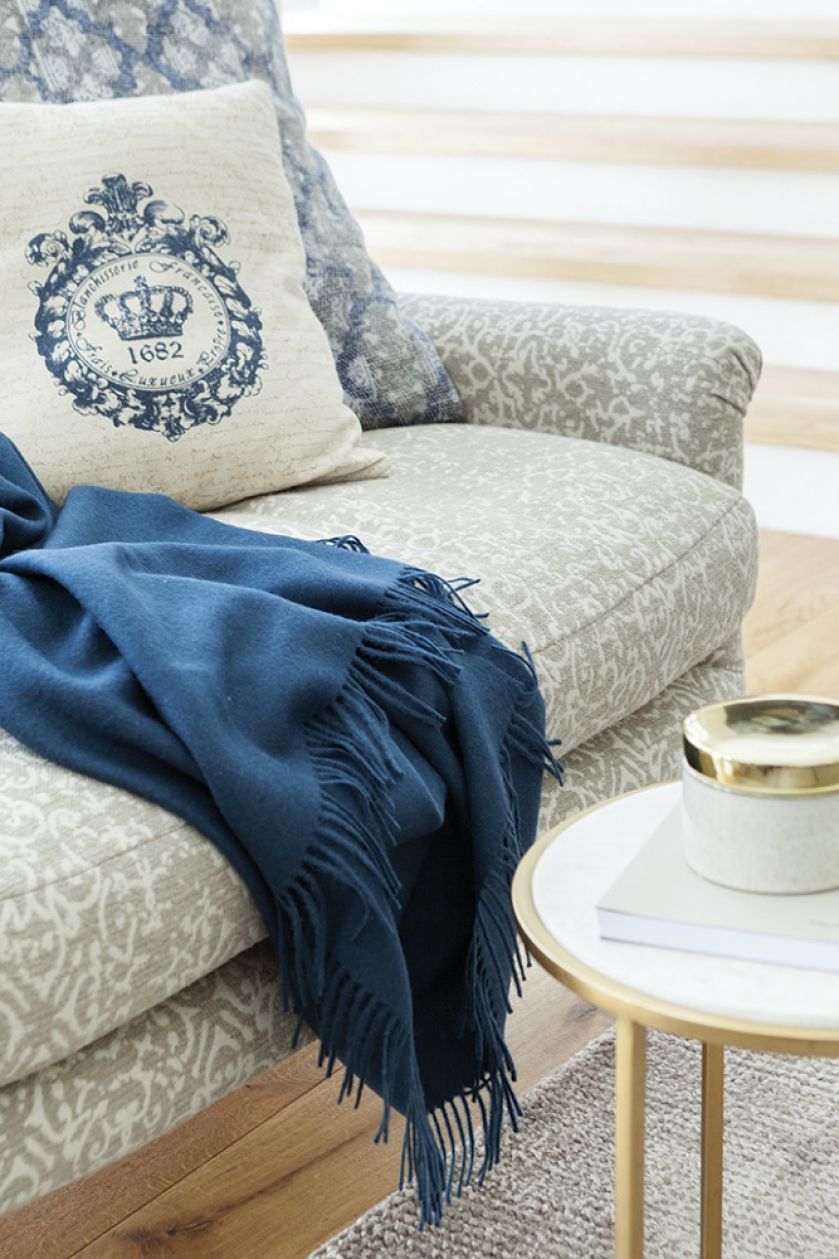 Niebieski i seledynowy pled oraz talerze, miski, szklanki na stole – BB Home, ceramiczne naczynie na stole ze złotą