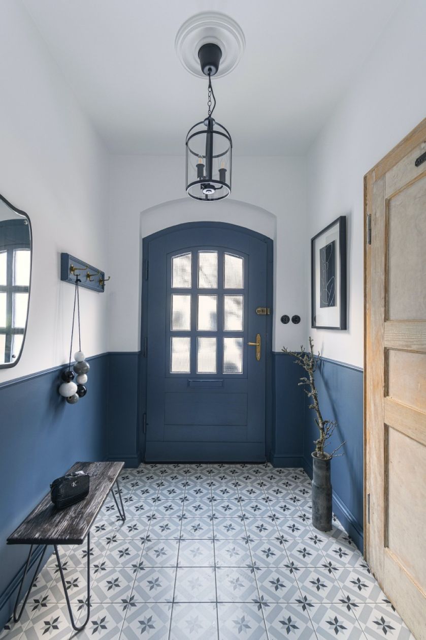 niebieskie drzwi wewnętrzne aranżacja przedpokoju