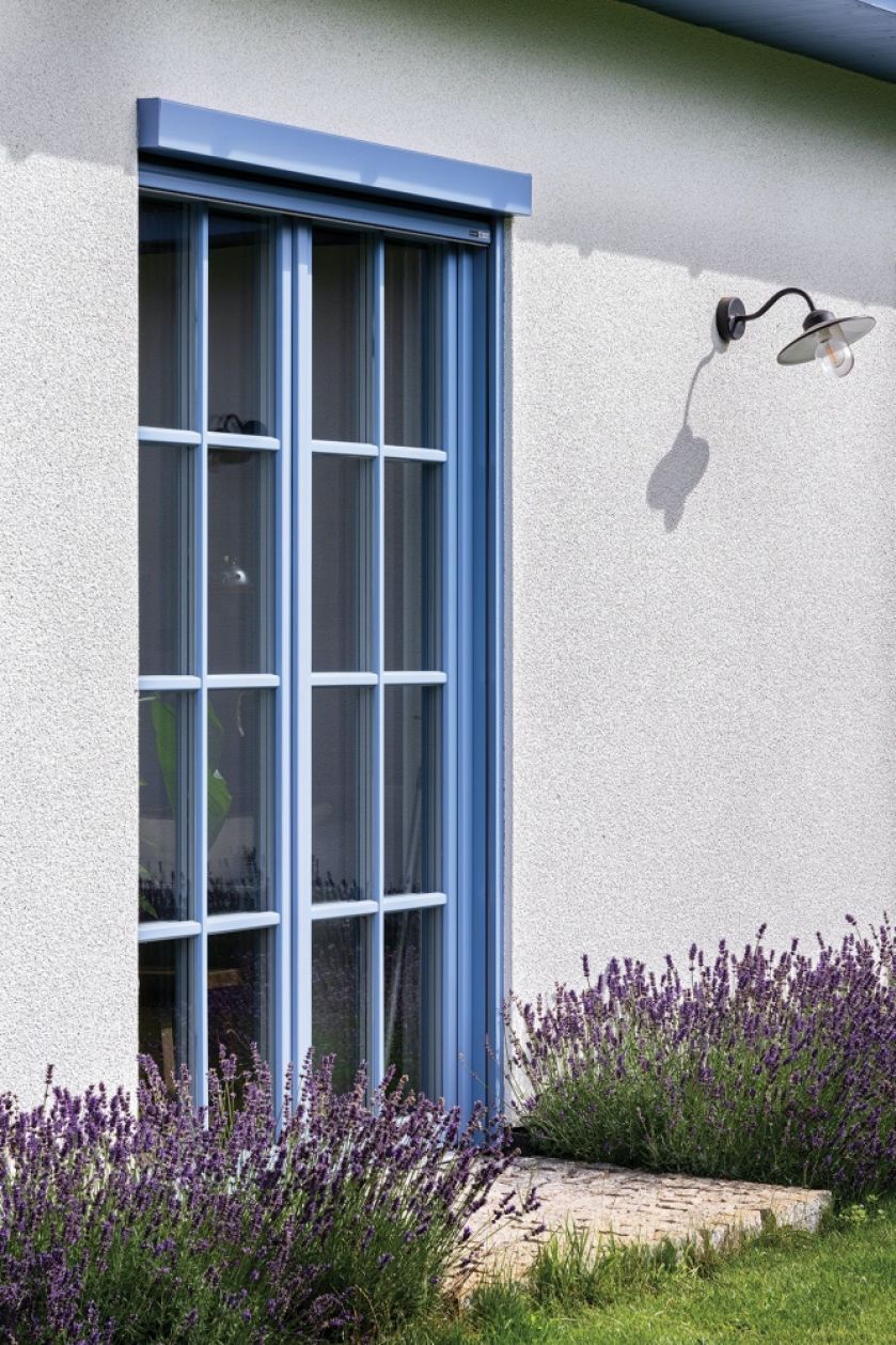 niebieskie okna w domu