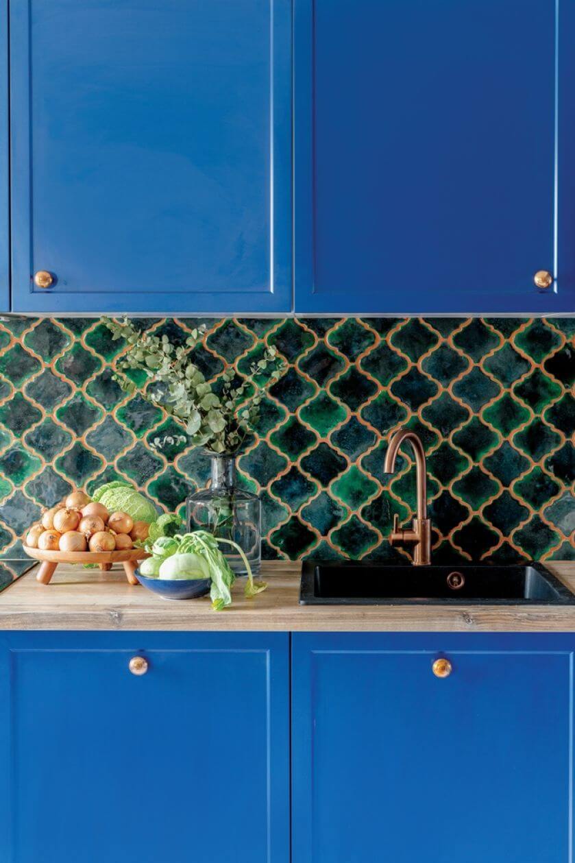niebieskie szafki w kuchni
