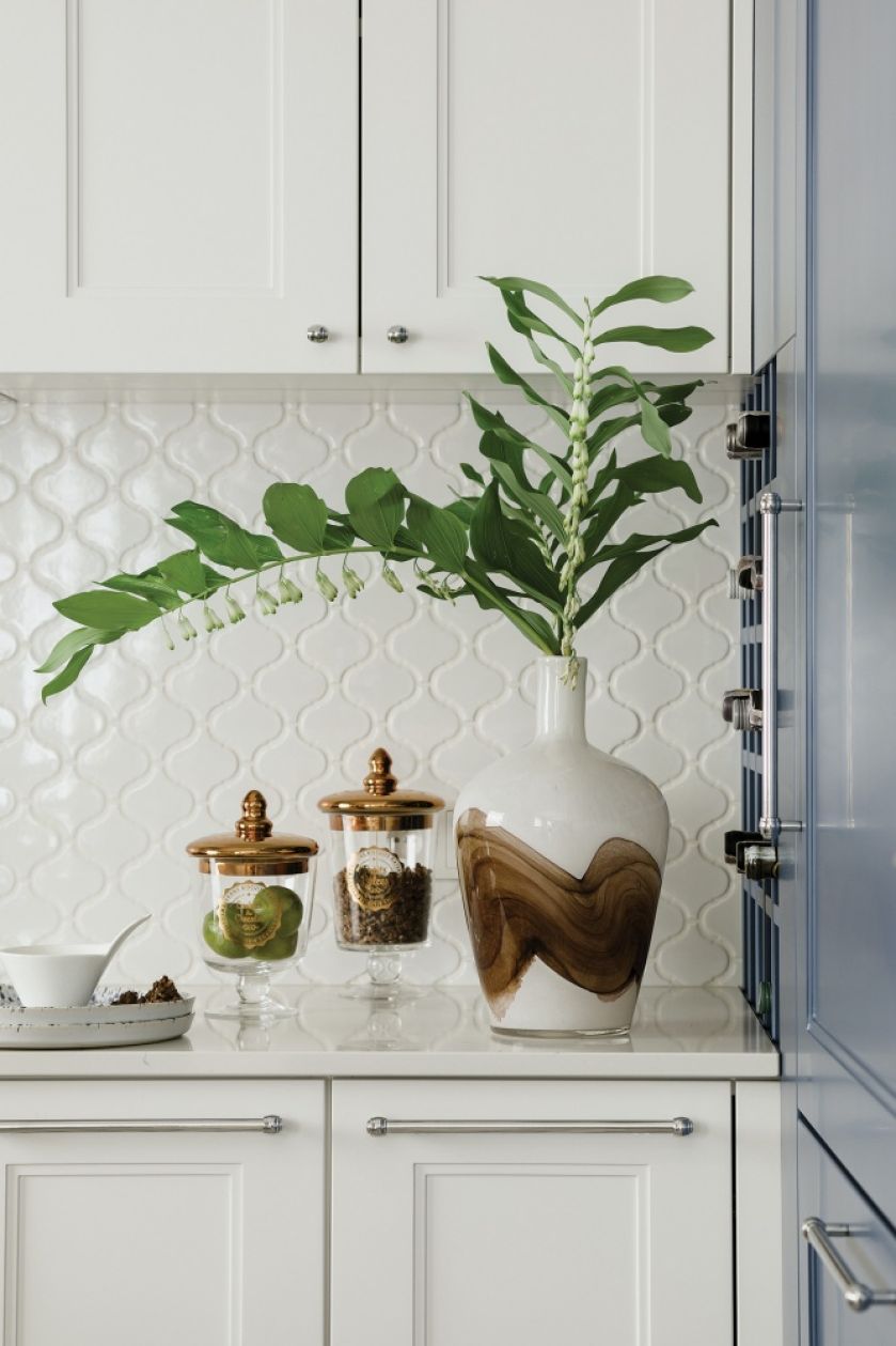 niebiesko biała kuchnia w stylu hamptons