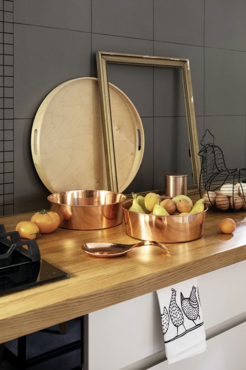 nowoczesna biała kuchnia z drewnianym blatem