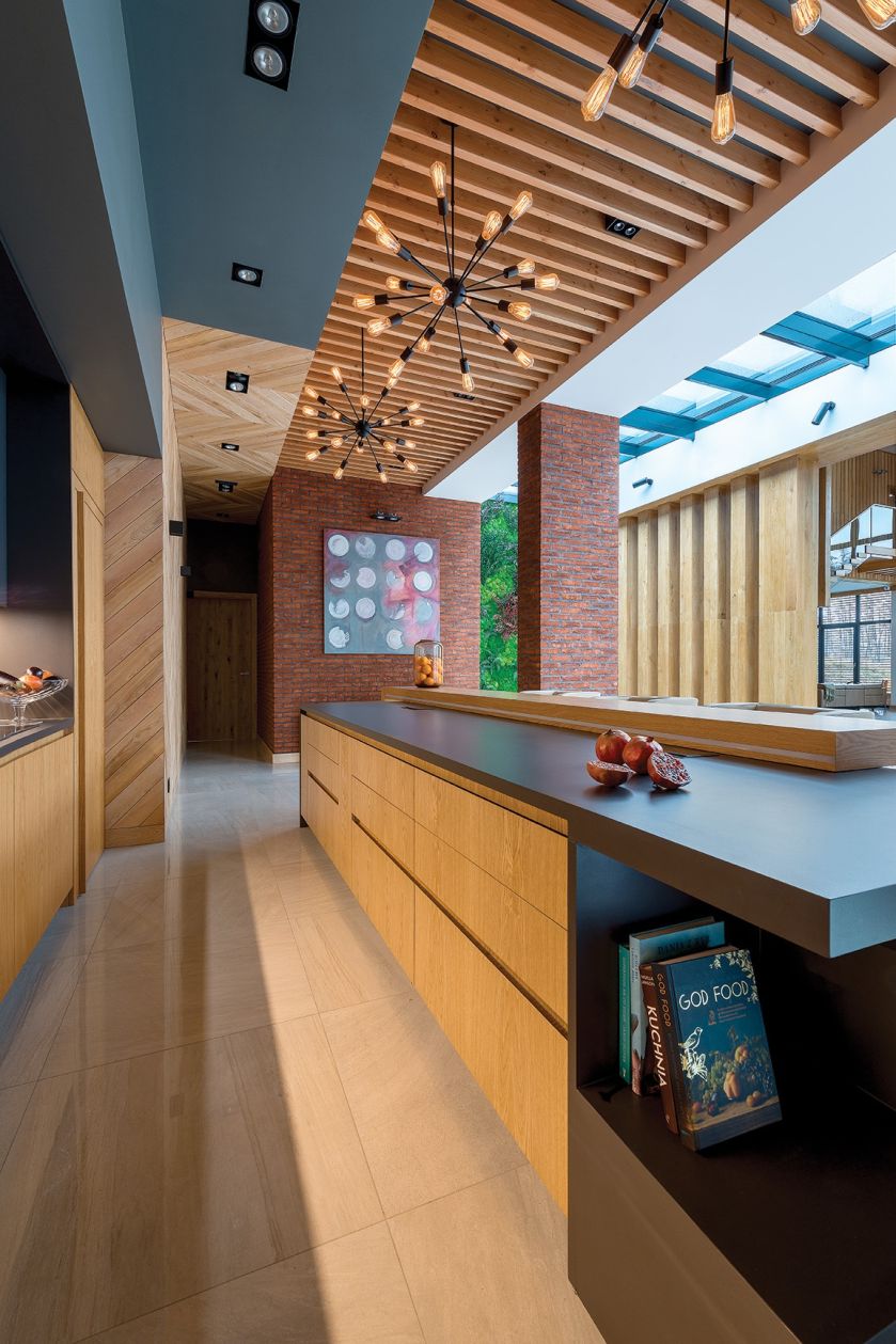 Ten imponujący, 700-metrowy dom powstał w starej, zabytkowej przepompowni. Gościom, którzy są u Maćka po