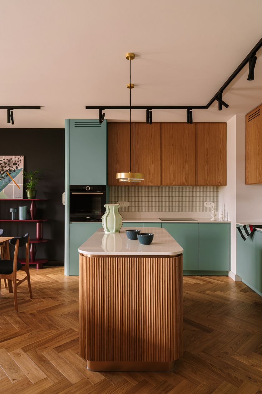 zielona kuchnia z drewnem