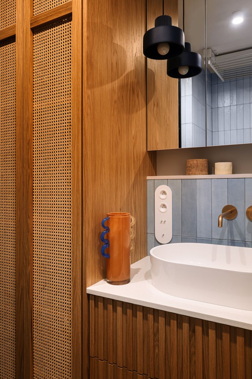 mała łazienka z drewnem i kolorowymi płytkami