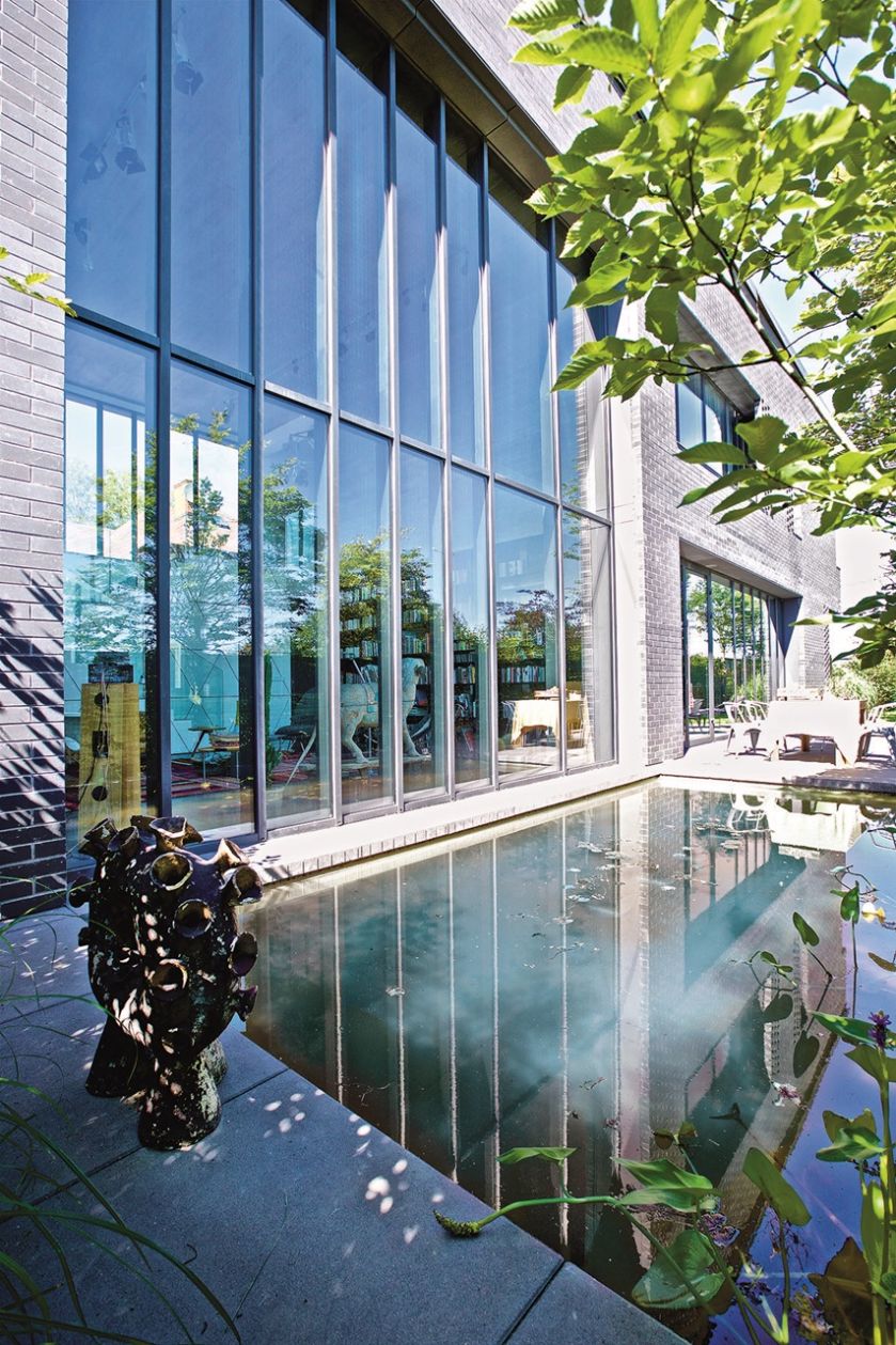 Beton i stal obok drewnianych rzeźb. Surowa prostota architektury modernizmu i tysiącletnia tradycja Azji. Wyjątkowe