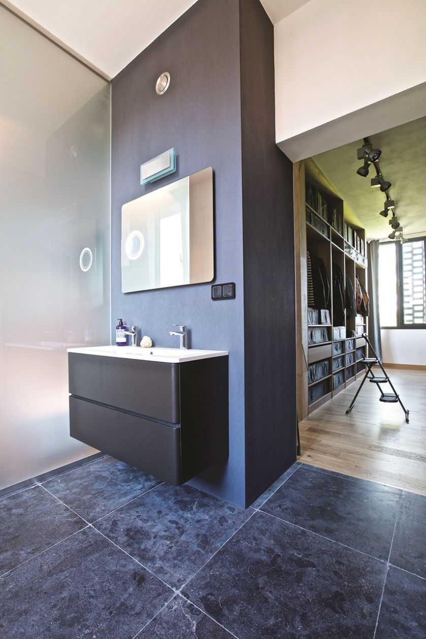 Beton i stal obok drewnianych rzeźb. Surowa prostota architektury modernizmu i tysiącletnia tradycja Azji. Wyjątkowe