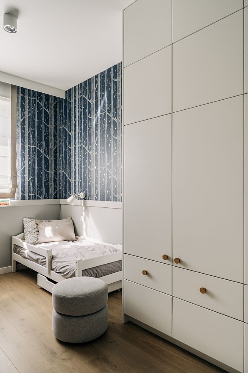pokój dla chłopca z granatową tapetą