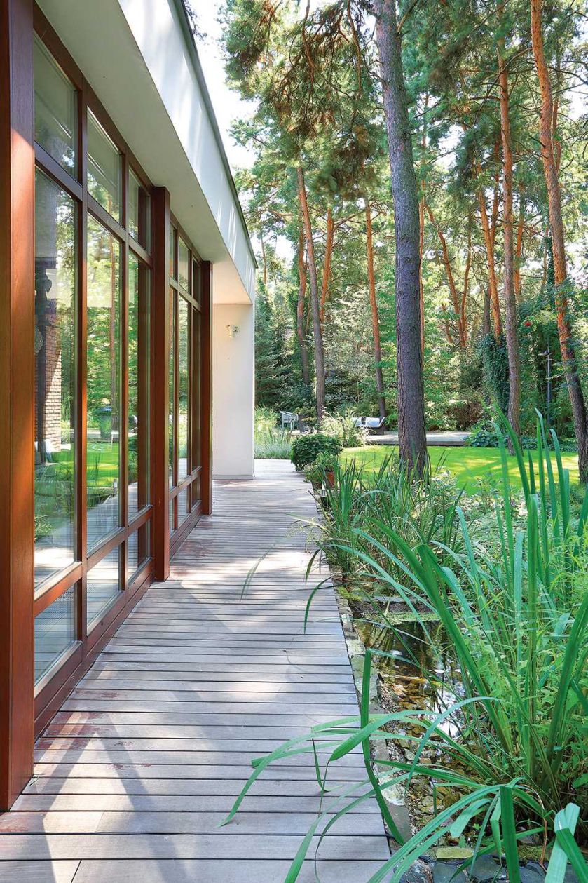 Ten nowoczesny dom znajduje się na skraju parku krajobrazowego. najważniejszą rolę odgrywa tu zieleń.