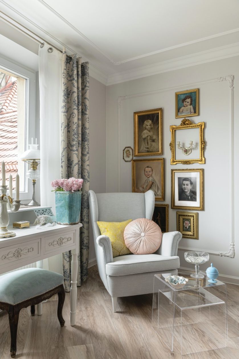 nowoczesny salon ze starymi meblami