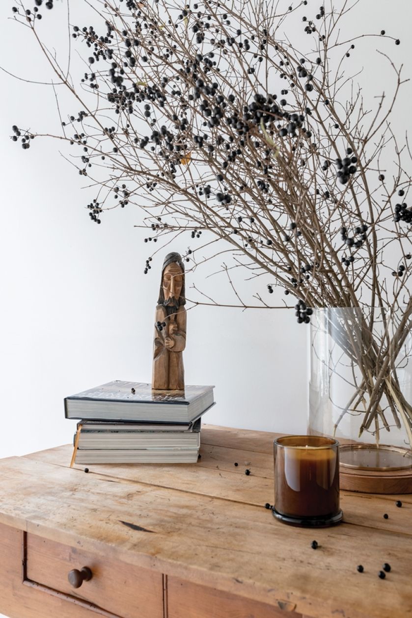 nowoczesna sypialnia ze starymi meblami