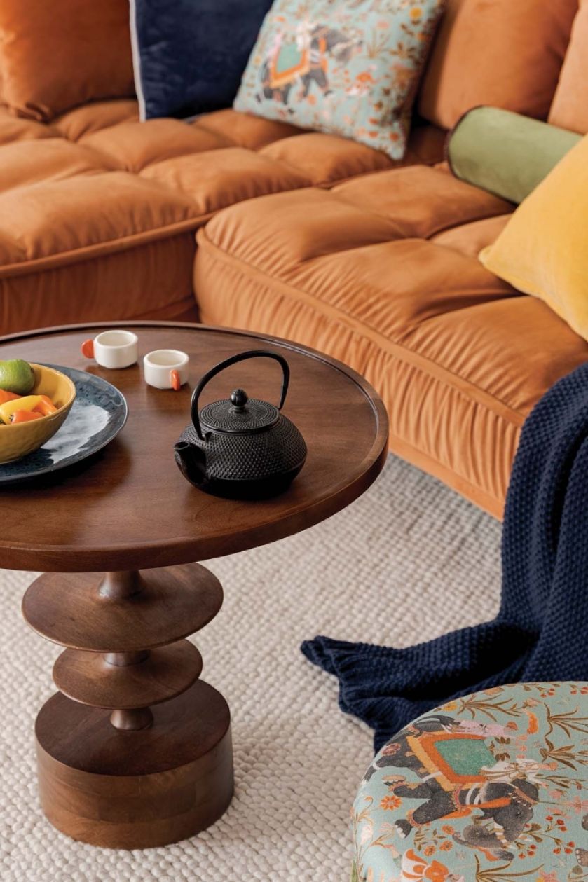 pomarańczowy narożnik w salonie