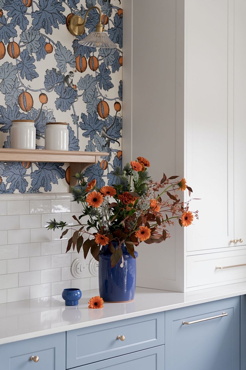 niebieska tapeta w kuchni