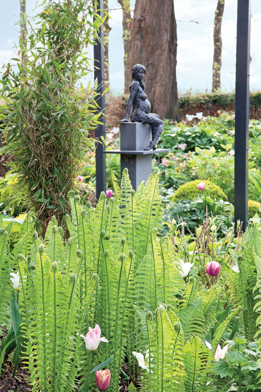 Ogród pośród pól pełnych tulipanów. Trochę tradycyjny i trochę nowoczesny, wyraźnie angielski i ciut holenderski.