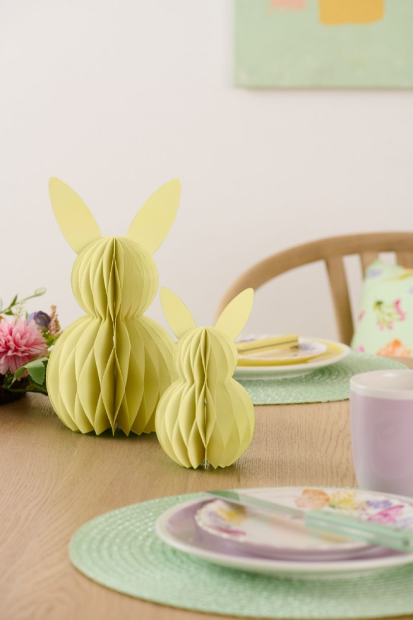 kolorowe ozdoby na wielkanocny stół i parapet