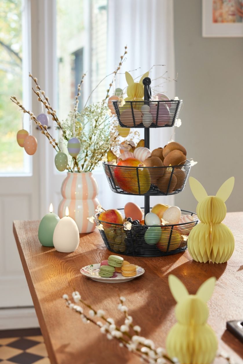 kolorowe ozdoby na wielkanocny stół i parapet