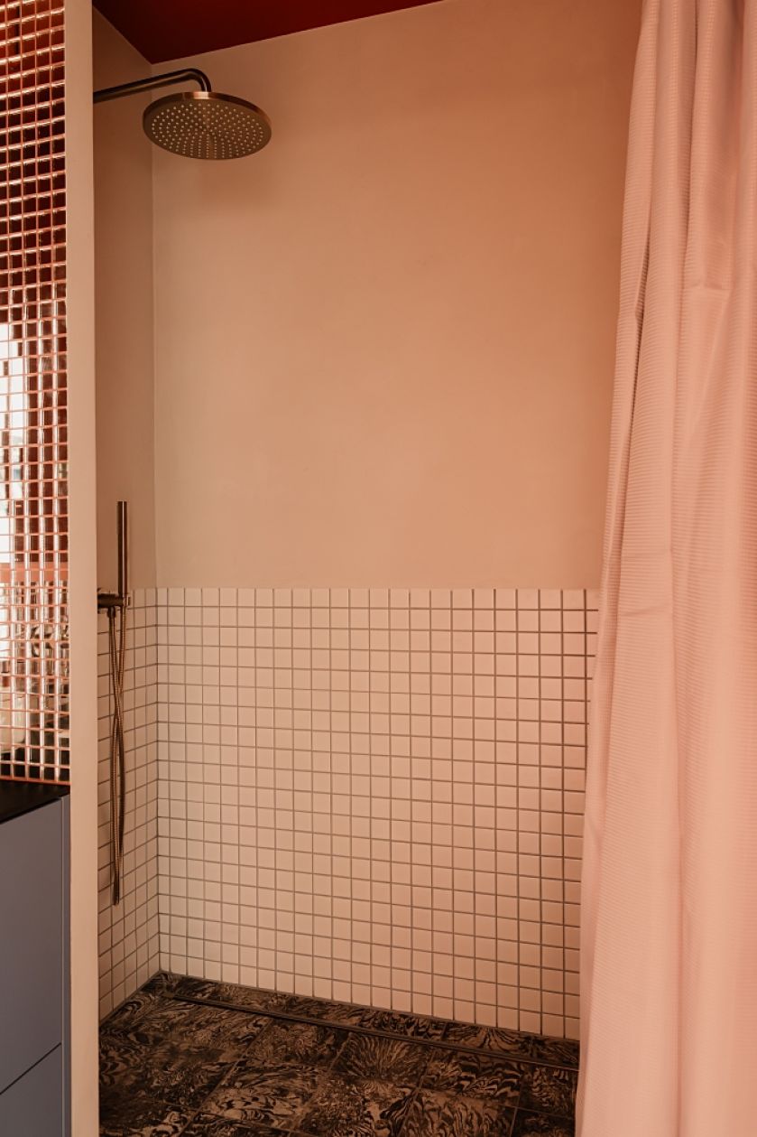 mała łazienka z prysznicem