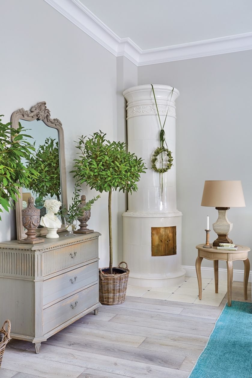 piec w salonie w stylu francuskim