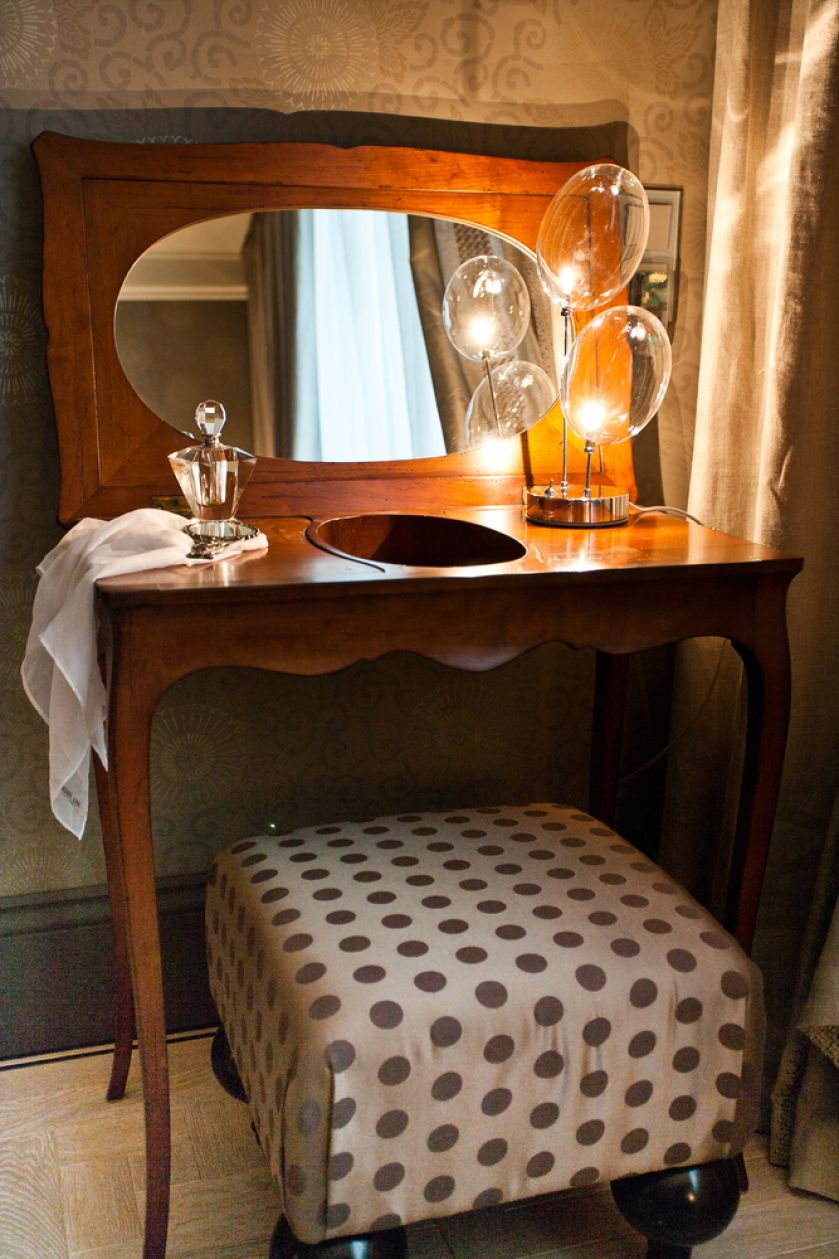 Piękna toaletka w stylu Art Deco z możliwością opuszczenia blatu z lustrem.