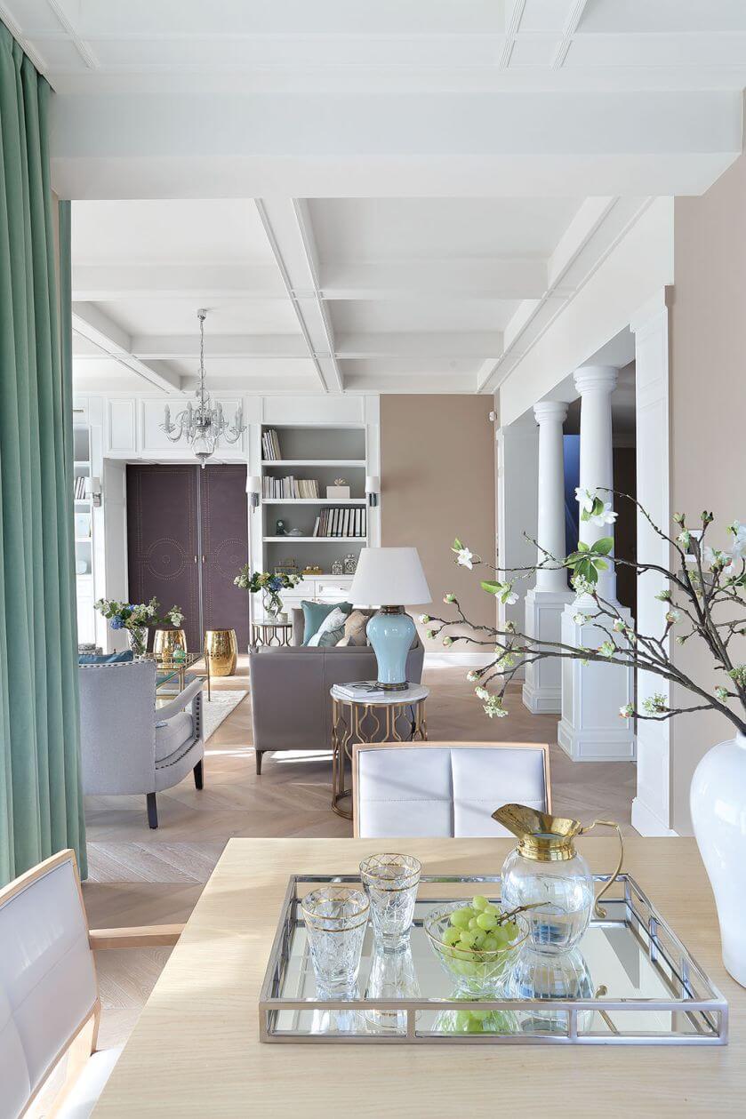 Projektanci zaproponowali jednolite materiały i współczesne meble w jasnych odcieniach.