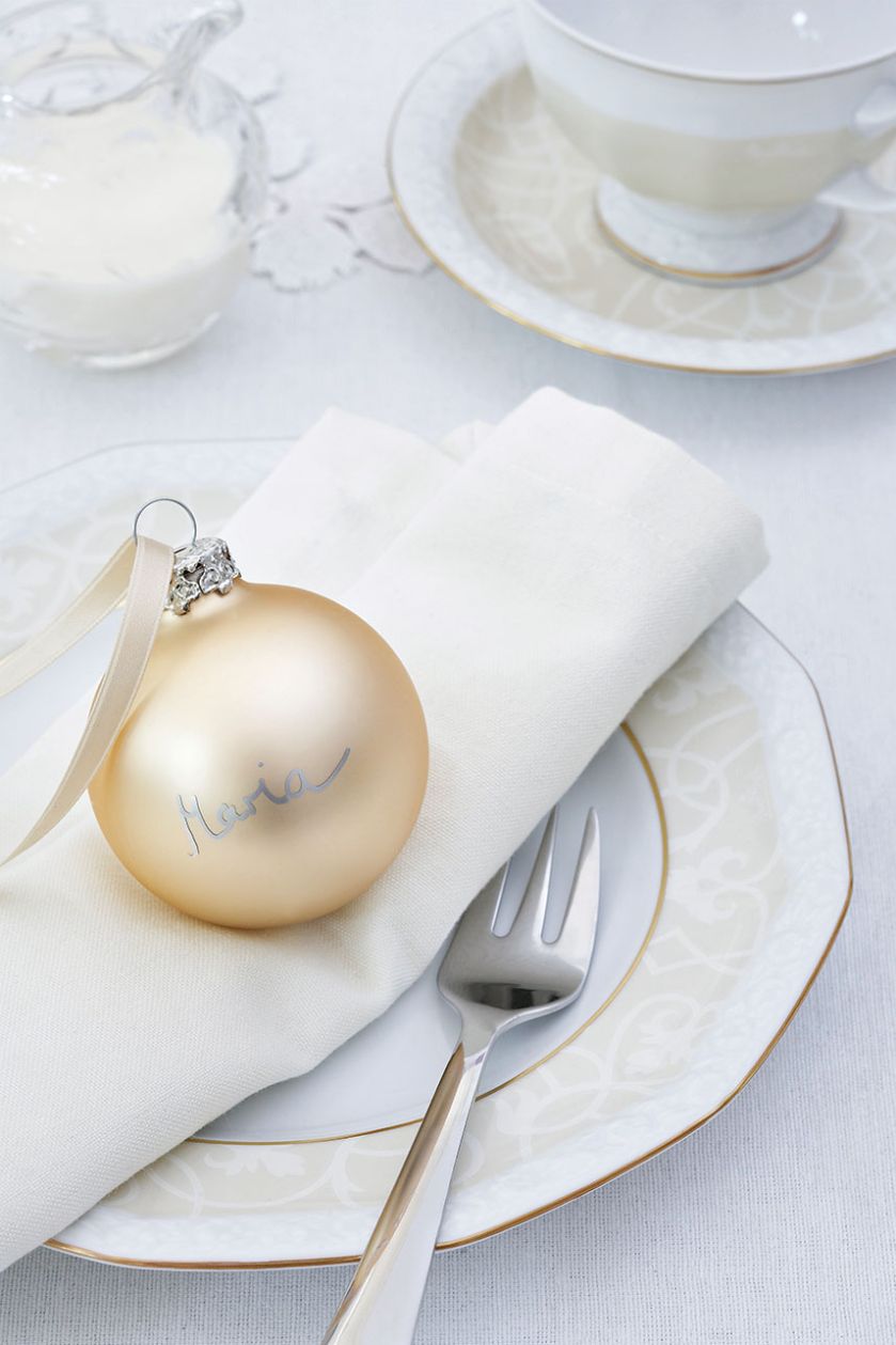 Prosta i elegancka dekoracja stołu na Boże Narodzenie