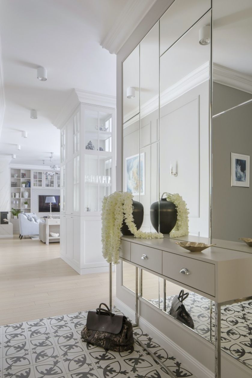 przedpokój w stylu hamptons w mieszkaniu w bloku