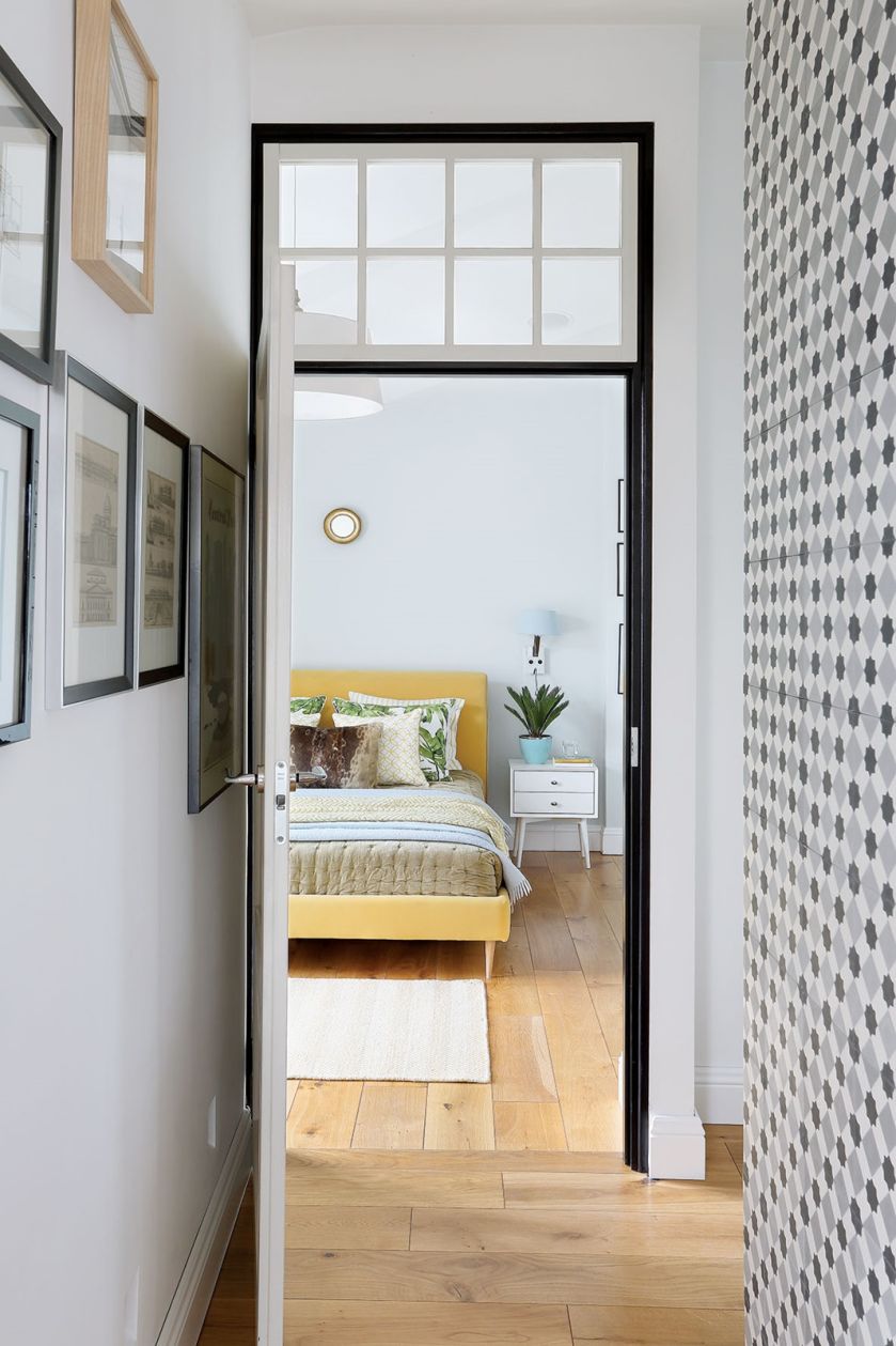 W tym kolorowym, przytulnym mieszkaniu udało się... wszystko, od geometrycznych płytek po taras z widokiem na jesion – śmieje