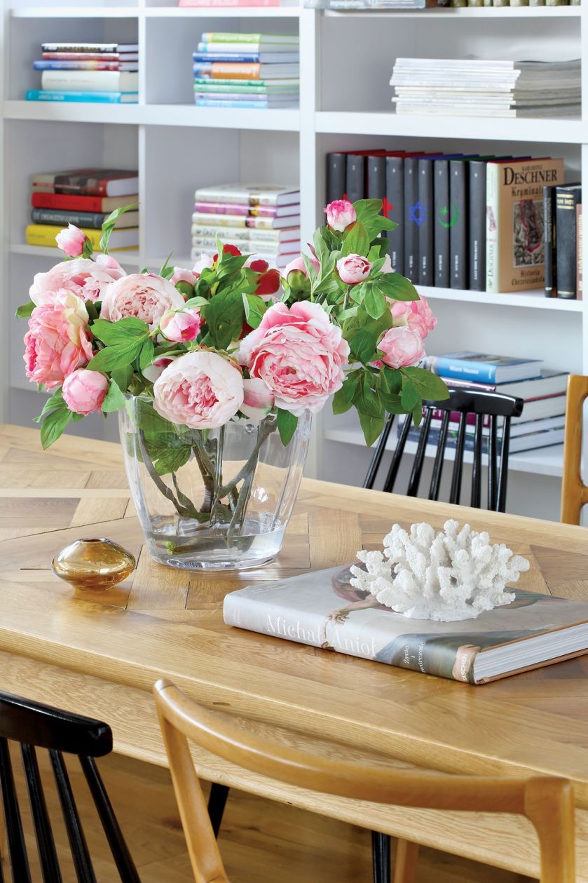 Stół z blatem w jodełkę to projekt właścicielki. Dobrała do niego różne krzesła – Pantone kupiła w Vitrze, drewniane