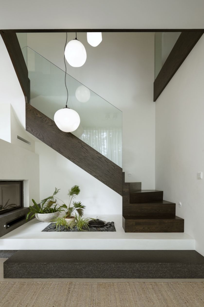 miejsce pod schodami na ogródek w stylu zen