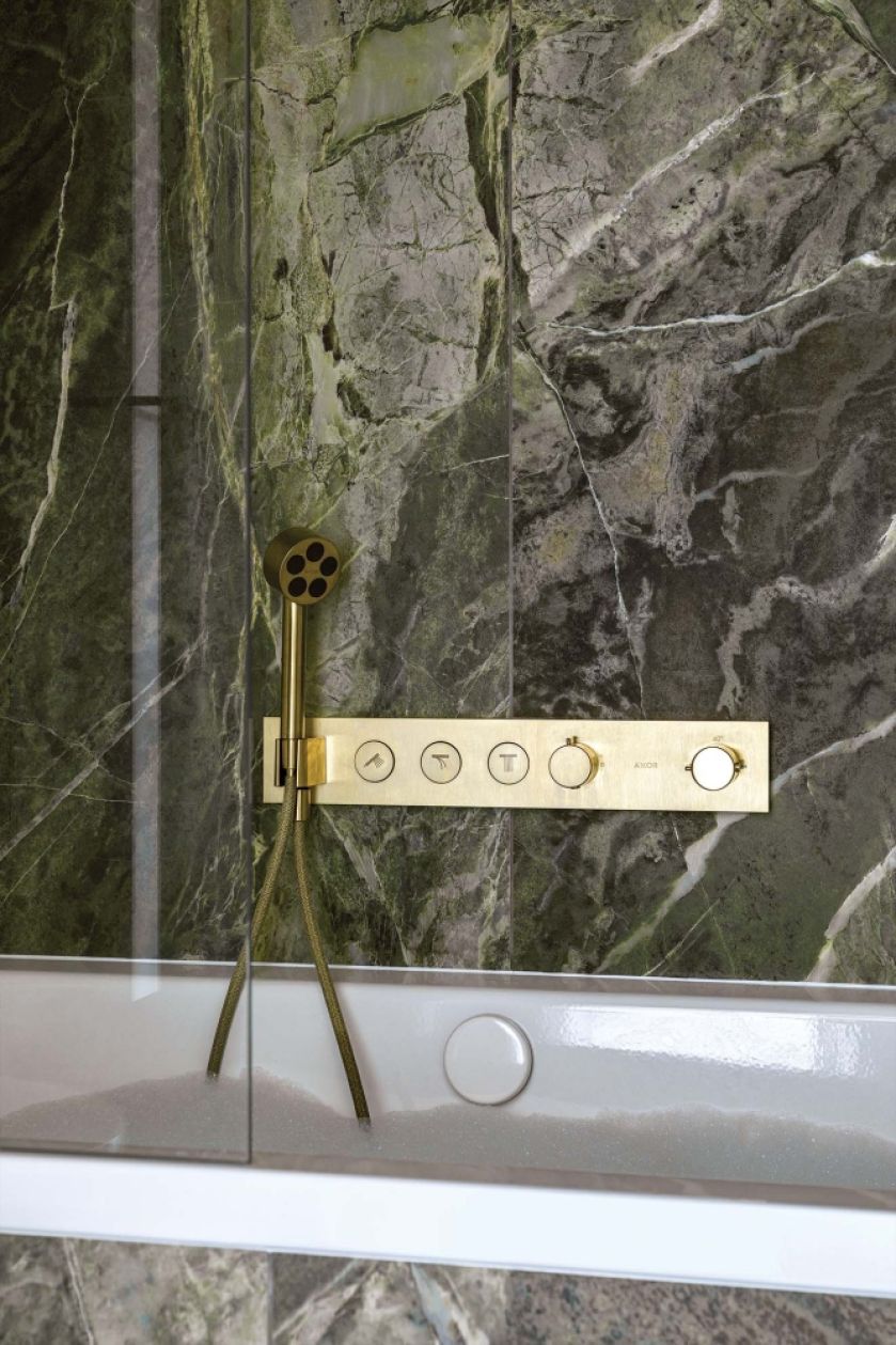 zielony spiek na ścianach w łazience