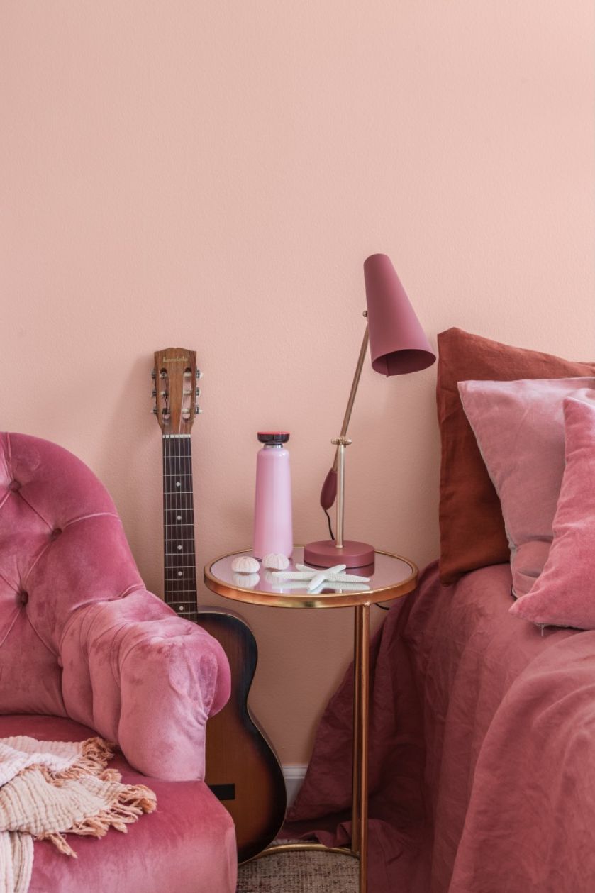 różowe ściany w sypialni