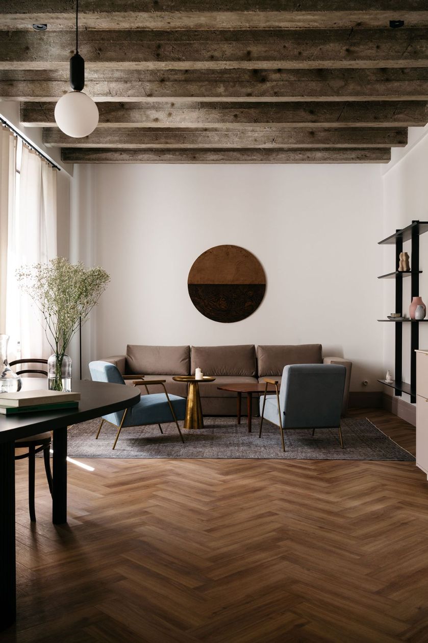 Meble vintage w salonie w kamienicy