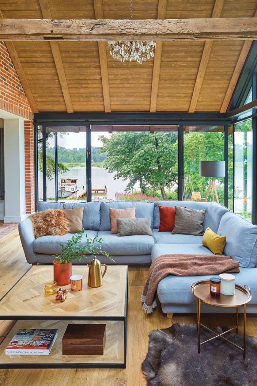 salon z widokiem na jezioro