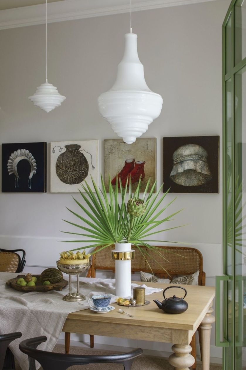 galeria obrazów w ścianie za stołem w jadalni