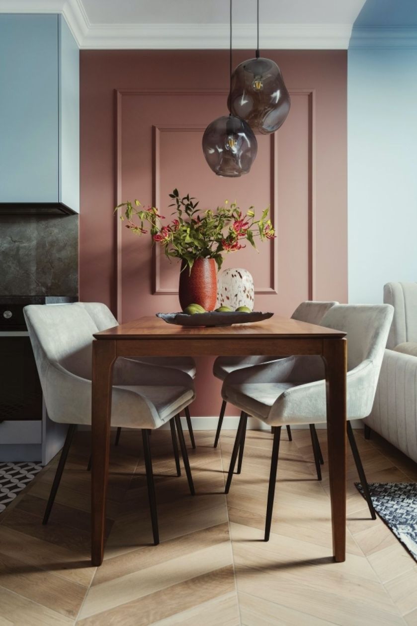 sztukateria jako dekoracja ściany w jadalni