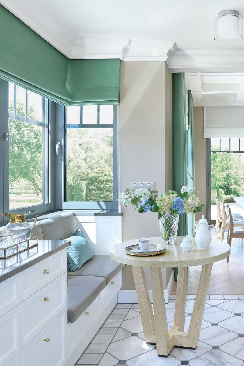 siedzisko na parapecie pod oknem