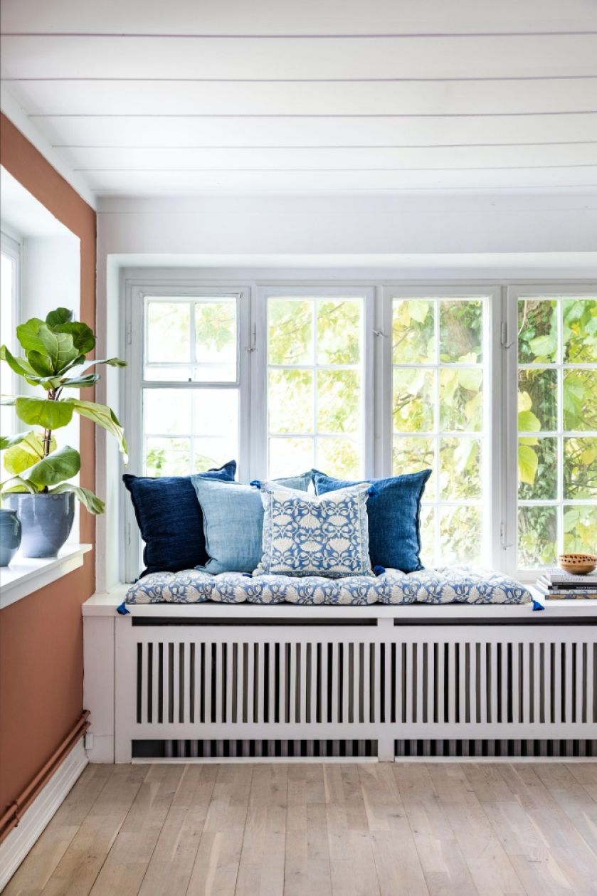 siedziska i ławki przy oknie